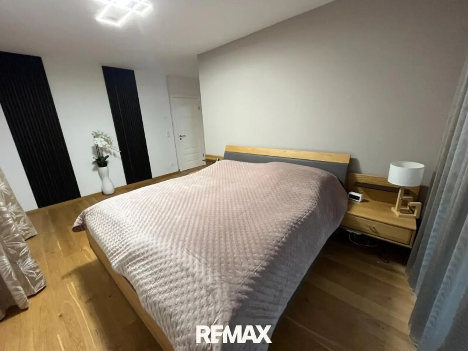 Zimmer mit Schrankraum und Badezimmer im OG
