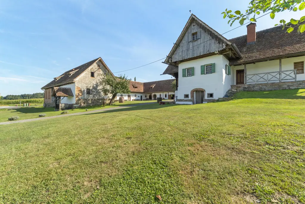 Weststeiermark - Historisches Juwel - Dreikanthof aus dem 18. Jahrhundert mit Potential | Western Styria – Historical jewel – 18th-century three-sided farmstead with potential