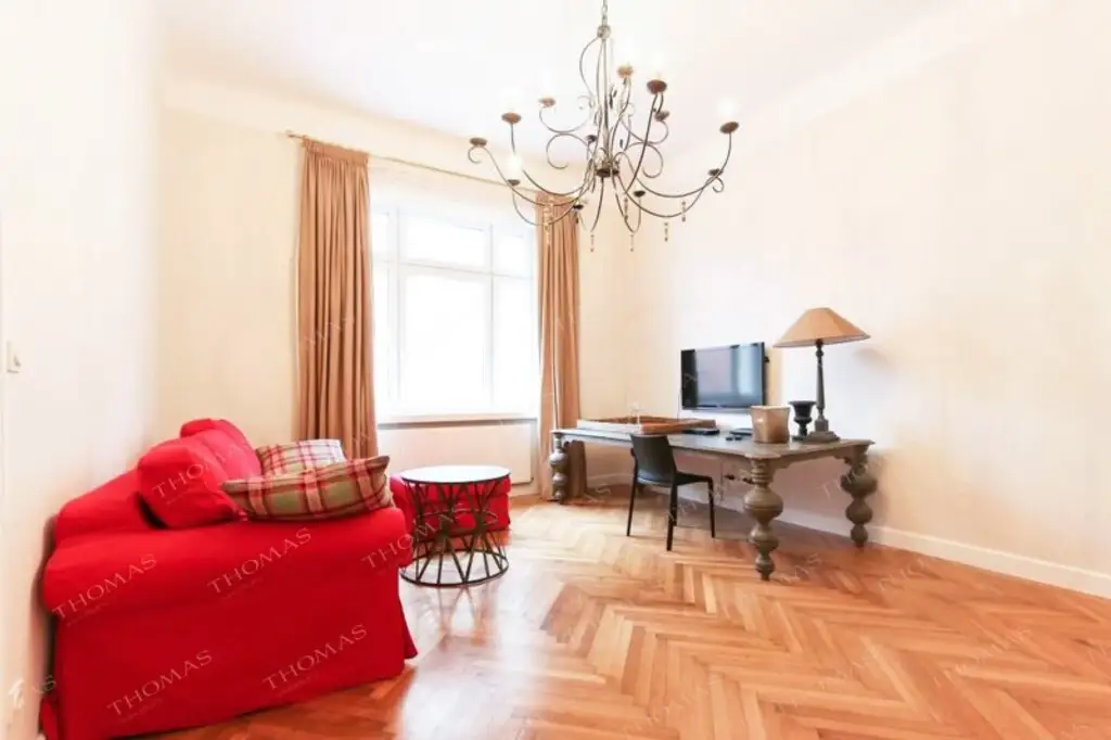 Elegant & zentral – Exklusiv möblierte Altbauwohnung im Servitenviertel