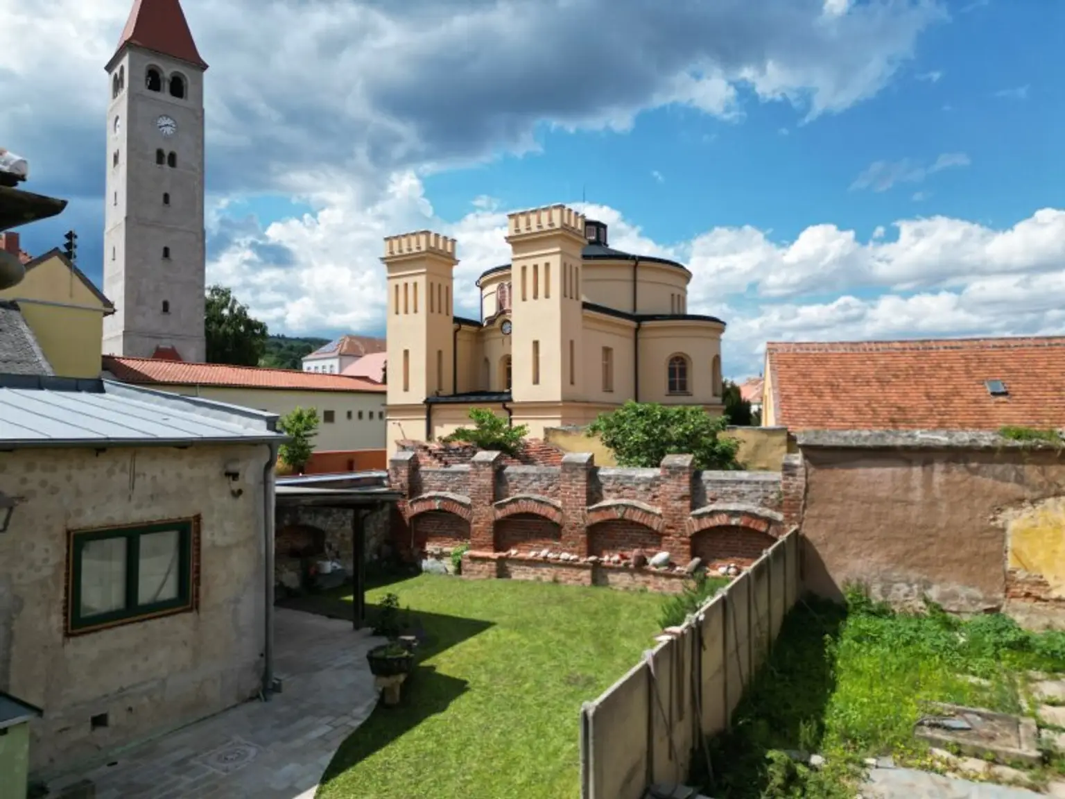 +++ Historisches Mehrfamilienhaus mit Charakter und Potenzial – eines der ältesten Gebäude Kőszegs! +++
