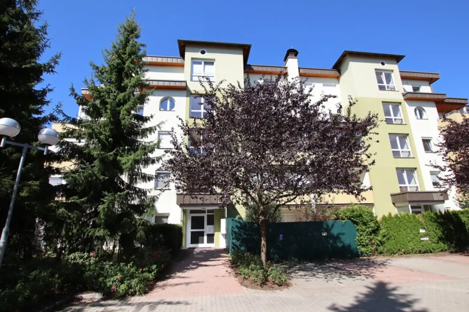 Junge & schöne 71,50m² 2 Zi City-Gartenwohnung mit 123m² Eigengarten & Tiefgarage am St. Veiter Ring