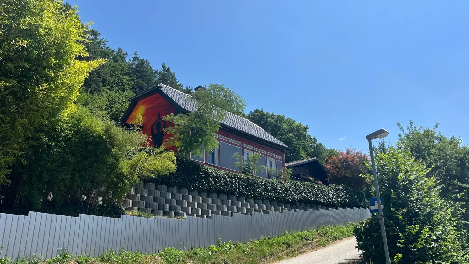 Wohnhaus mit wunderschönem Garten und Pool in erhöhter Lage!