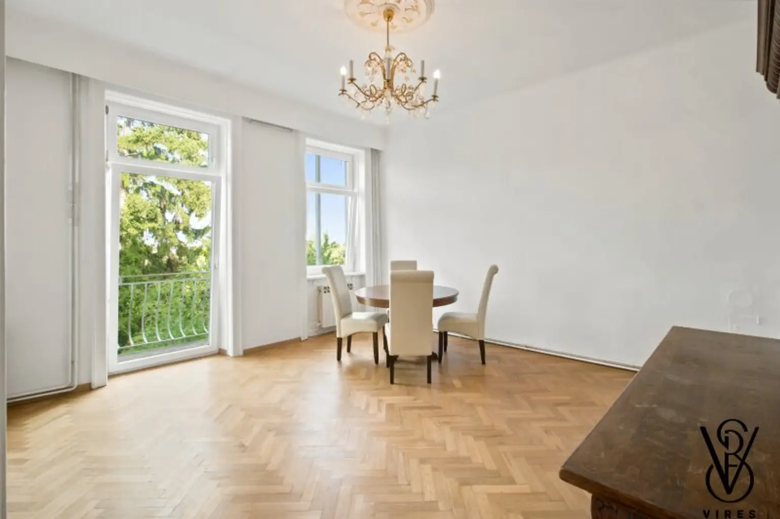Erdgeschoss: Wohnraum mit Zugang zur Loggia
