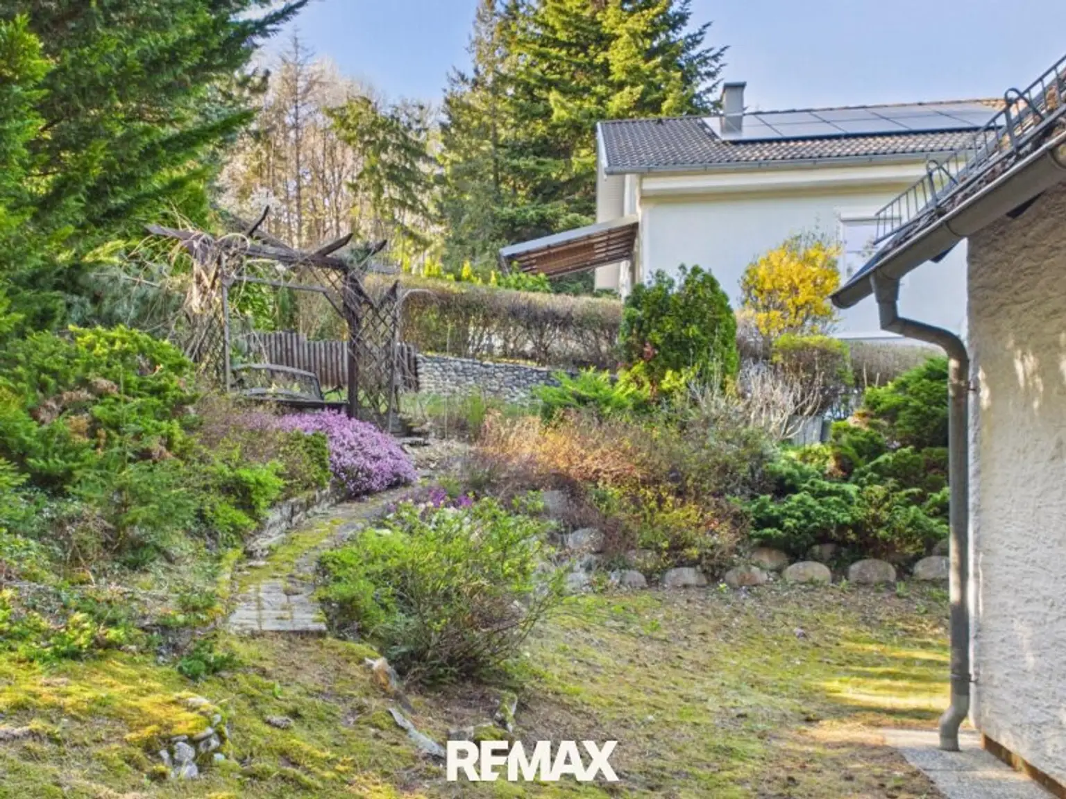 Gartenpfad mit Ruhebereich