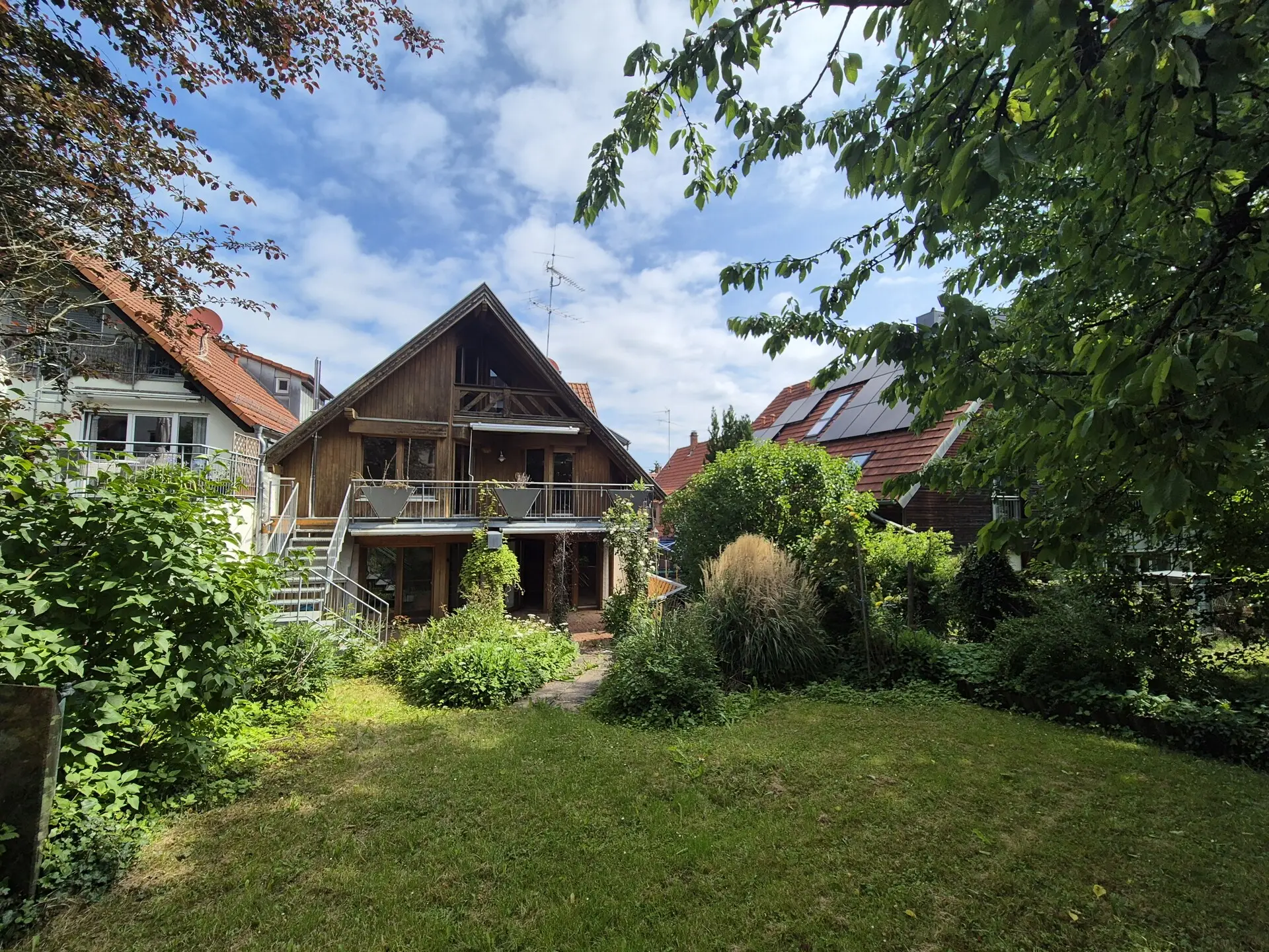 Blick auf das Haus vom umzäunten Garten her