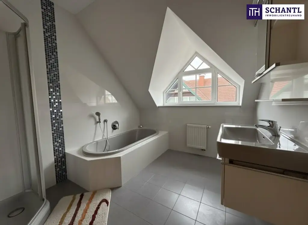 SONNENLAGE - Neuwertiges ca. 160m2 großes Traumhaus mit idyllischem Garten + Terrasse, 2 Garagen & Top-Ausstattung in Ruhelage