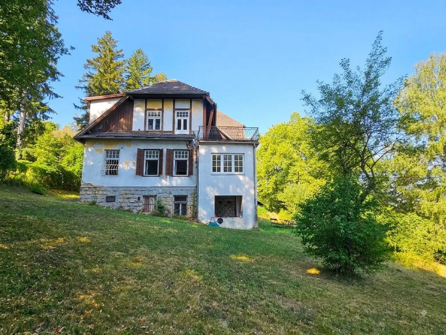 WIENERWALDVILLA AUF EINEM GROSSEN GRUNDSTÜCK
