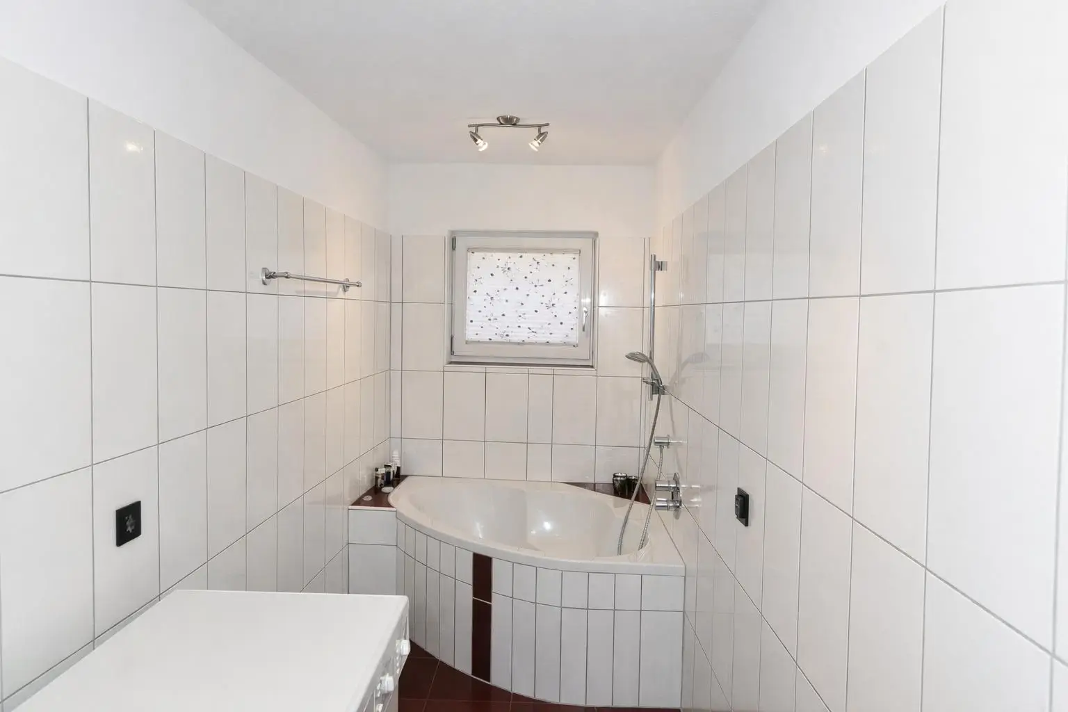 Badezimmer 1 (EG - Haupthaus)