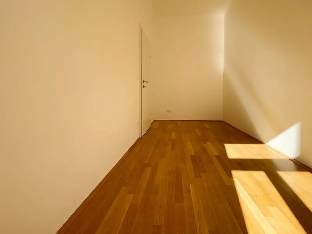 ALTBAUWOHNUNG MIT HOFSEITIGEM BALKON: 3 Zimmer inkl. Küche