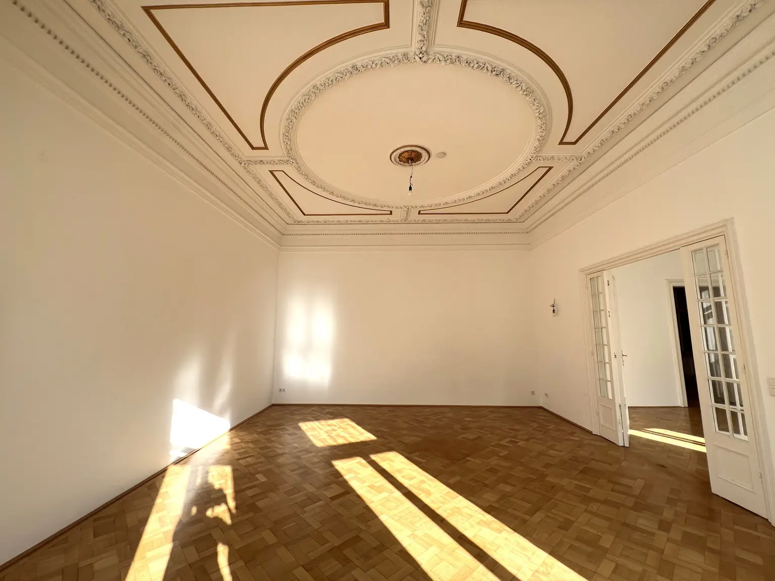 Prunkvolle 6-Zimmer Wohnung im repräsentativen Haus / Impressive 6-room-apartment in a representative building