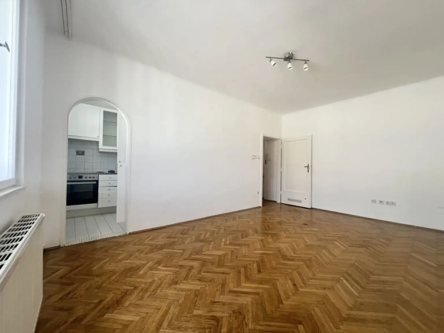 Wunderschöne 2 Zimmer Wohnung in ruhiger Seitenstraße zur Krottenbachstraße im 4. Liftstock