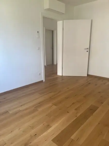 Traumhafte neuwertige 2-Zimmer-Wohnung mit großem Balkon in erstklassiger Lage!