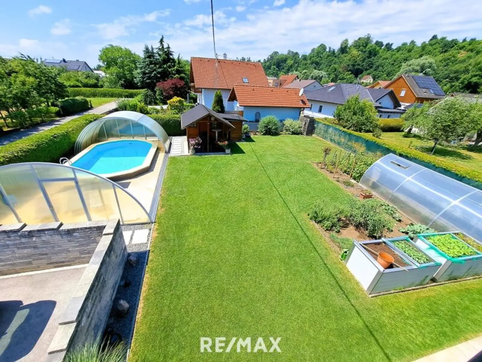 Garten mit Pool. Poolhaus und Hochbeete