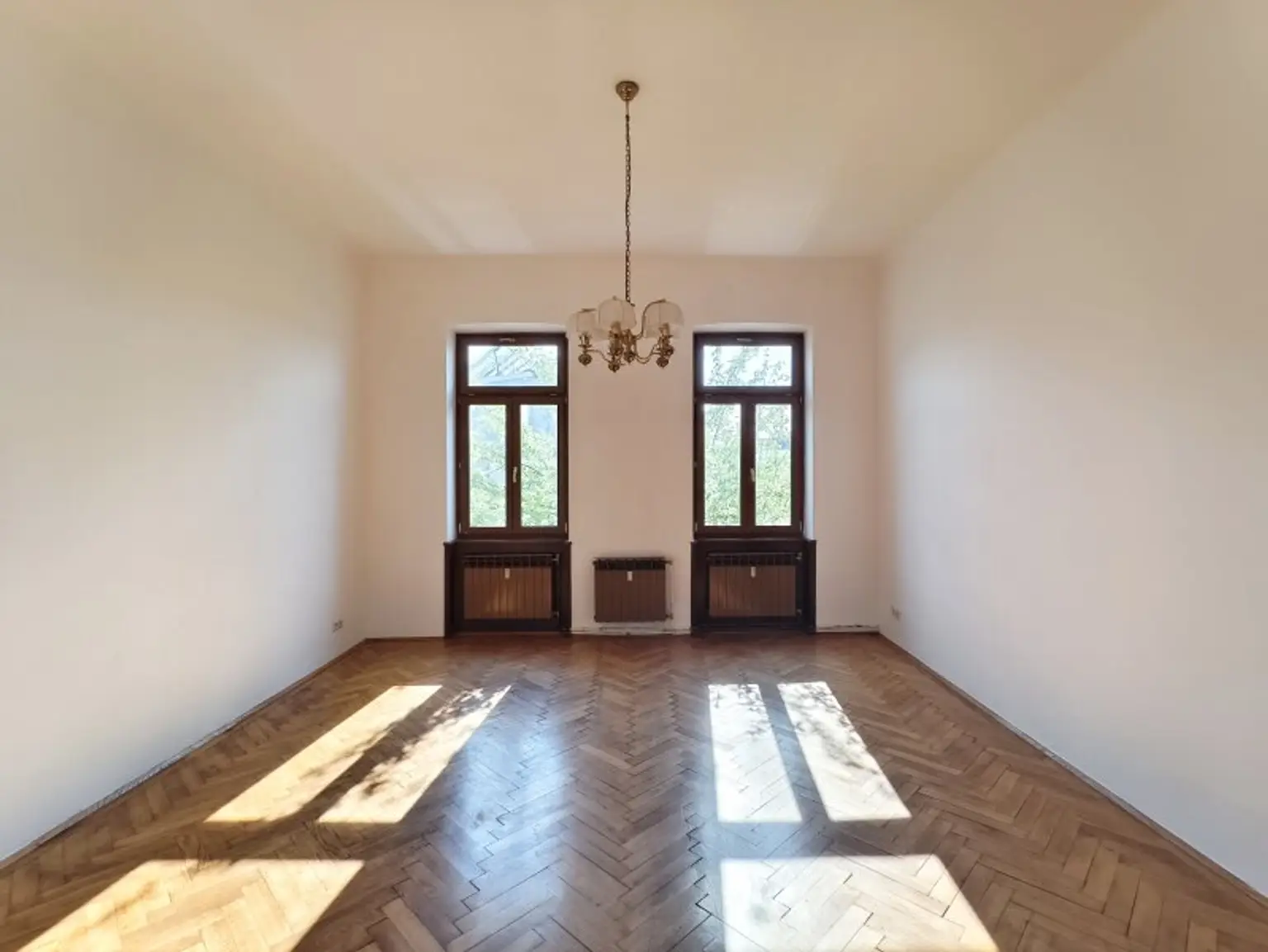 großes Zimmer gartenseitig