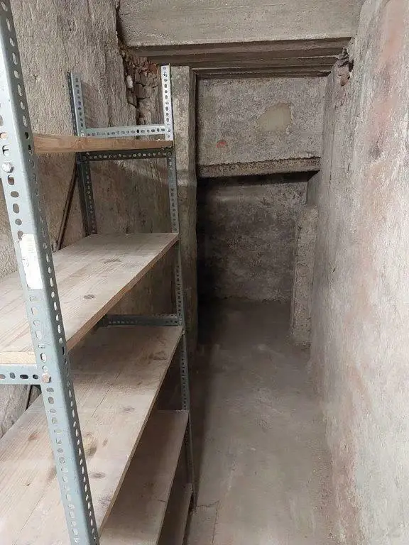 Geschäftslokal mit Verkaufsraum, Büroräumen, Lagerräumen im UG und Parkplätzen bei Dietrichsteinplatz zu vermieten!
