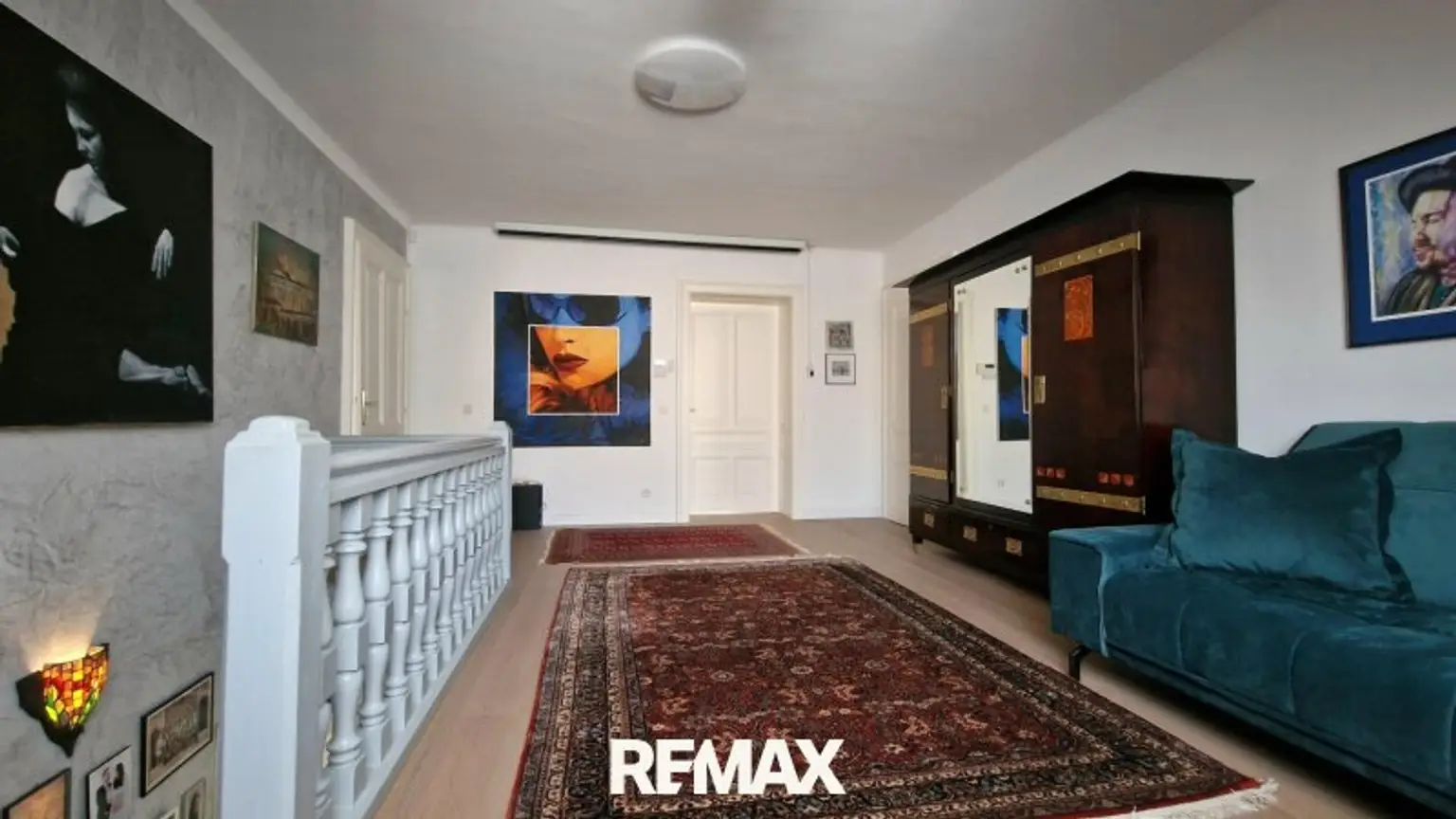 Vorraum OG mit Beamer-Leinwand