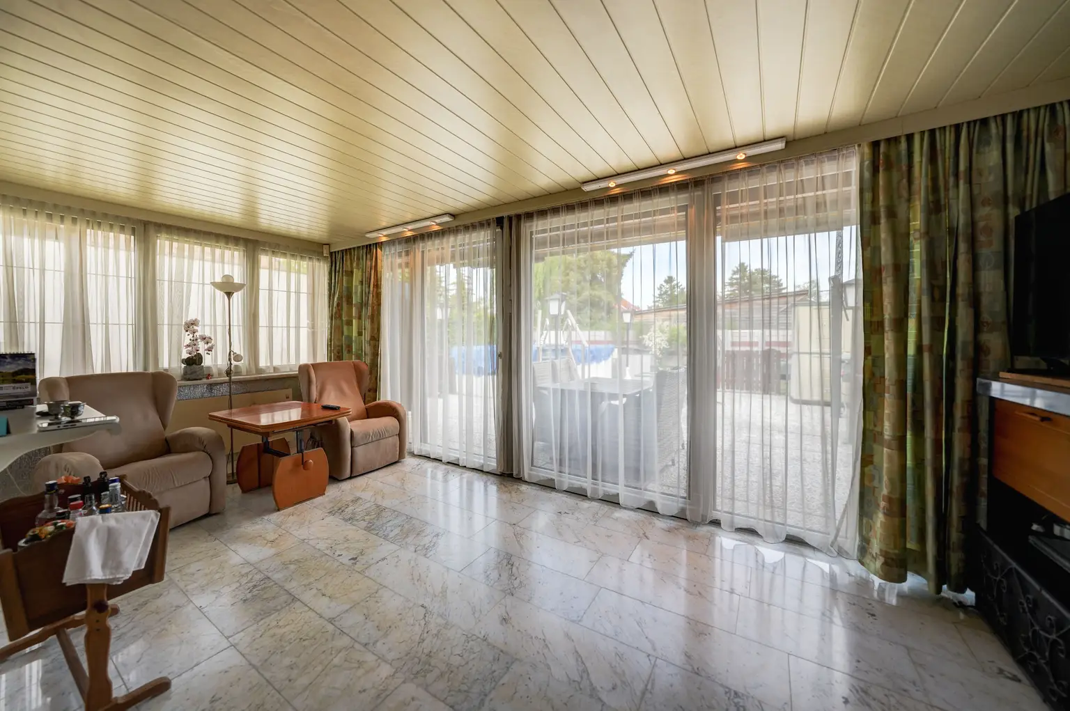 ENTWURF ** Urlaub zu Hause - Nur ca. 100 Meter vom Neufelder See entfernt – charmantes Haus auf Pachtgrund + Pool, Sauna & Gästezimmer ** ENTWURF