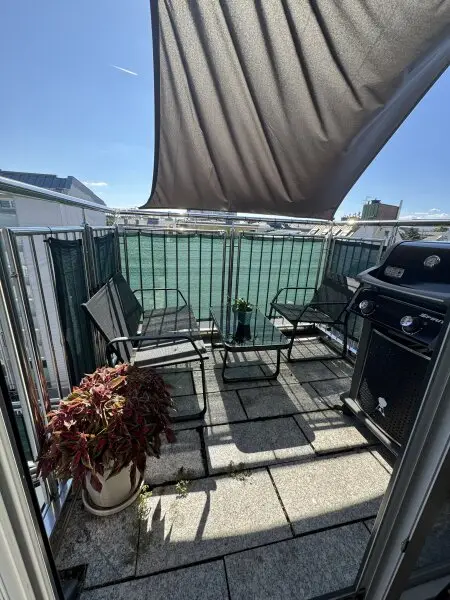 3-Zimmer-Dachgeschosswohnung mit 2 Balkonen, Wintergarten-Loggia & Weitblick - U2 Hardeggasse fußläufig - Klimaanlage & Küche