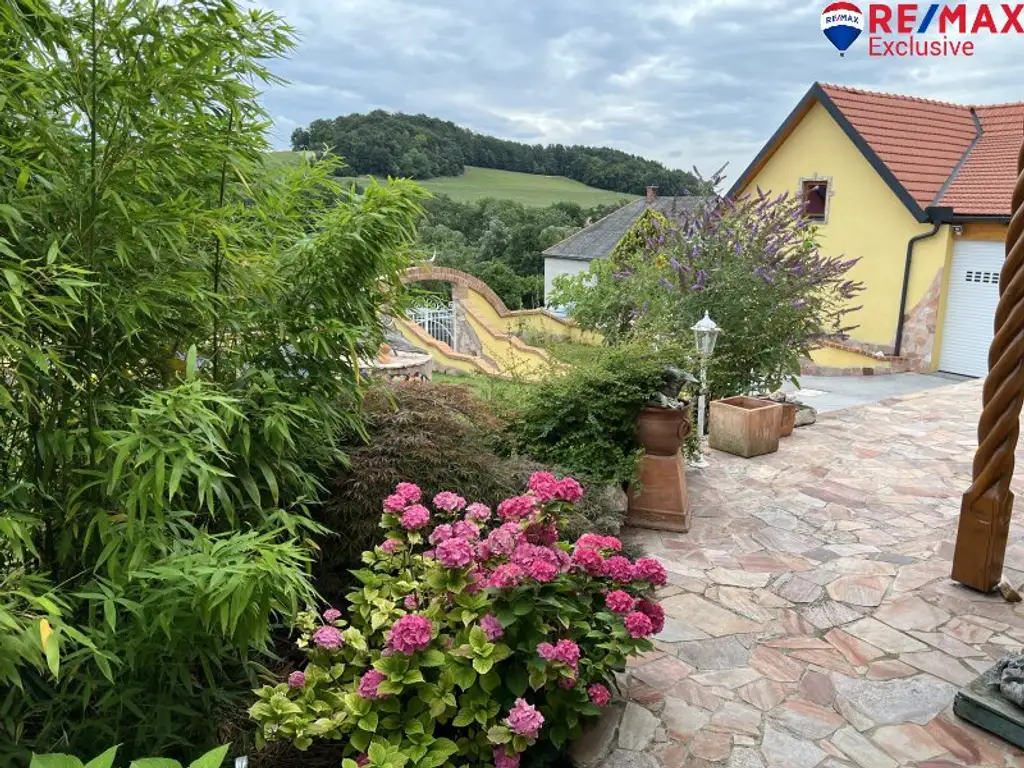 Charmantes Bauernhaus in Schwarzenbach – Ihr neues Zuhause mit Garten und Kamin!