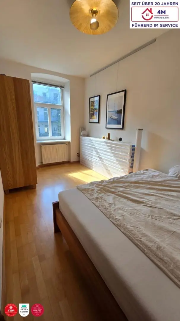 Drei Zimmer Stilaltbau-Rarität in begehrter Lage – sonnig, ruhig und elegant
