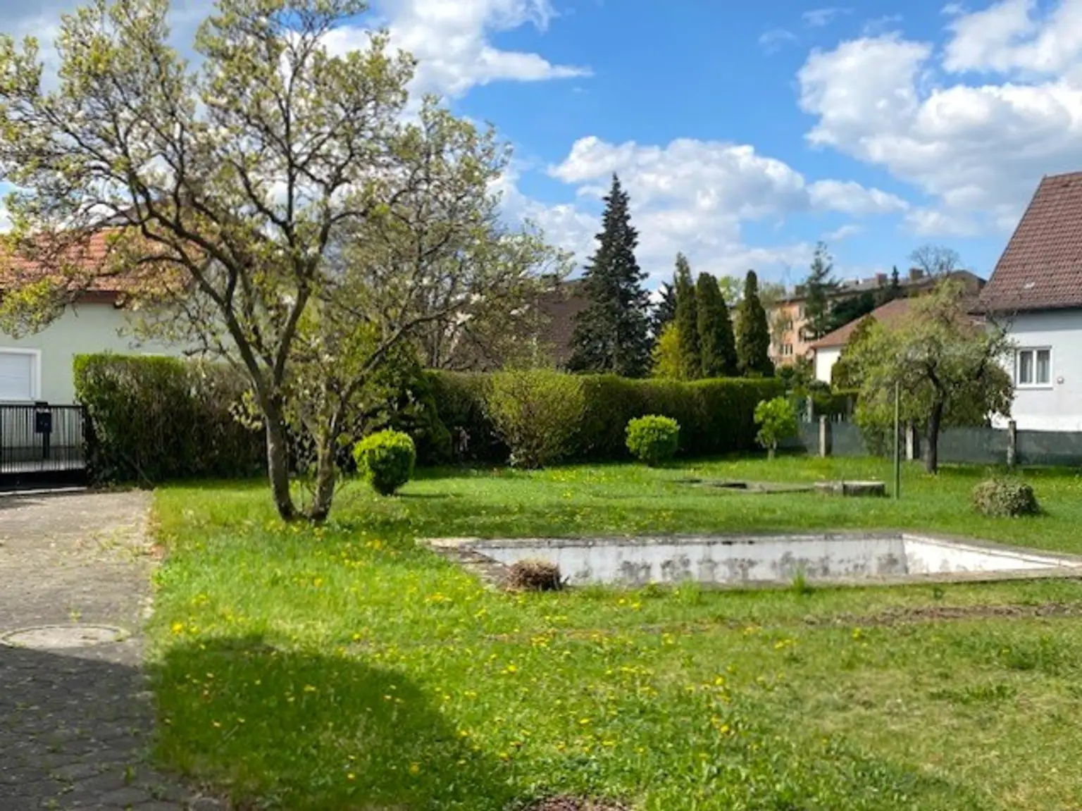 sanierungsbedürftiger Pool