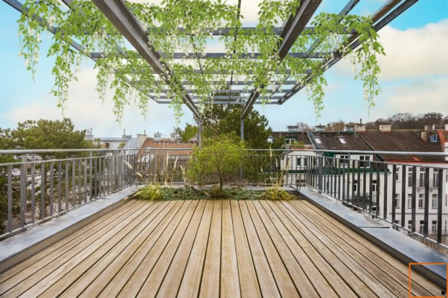 Familiendomizil: Penthouse mit Ateliercharakter, großen Terrassen und Grünblick