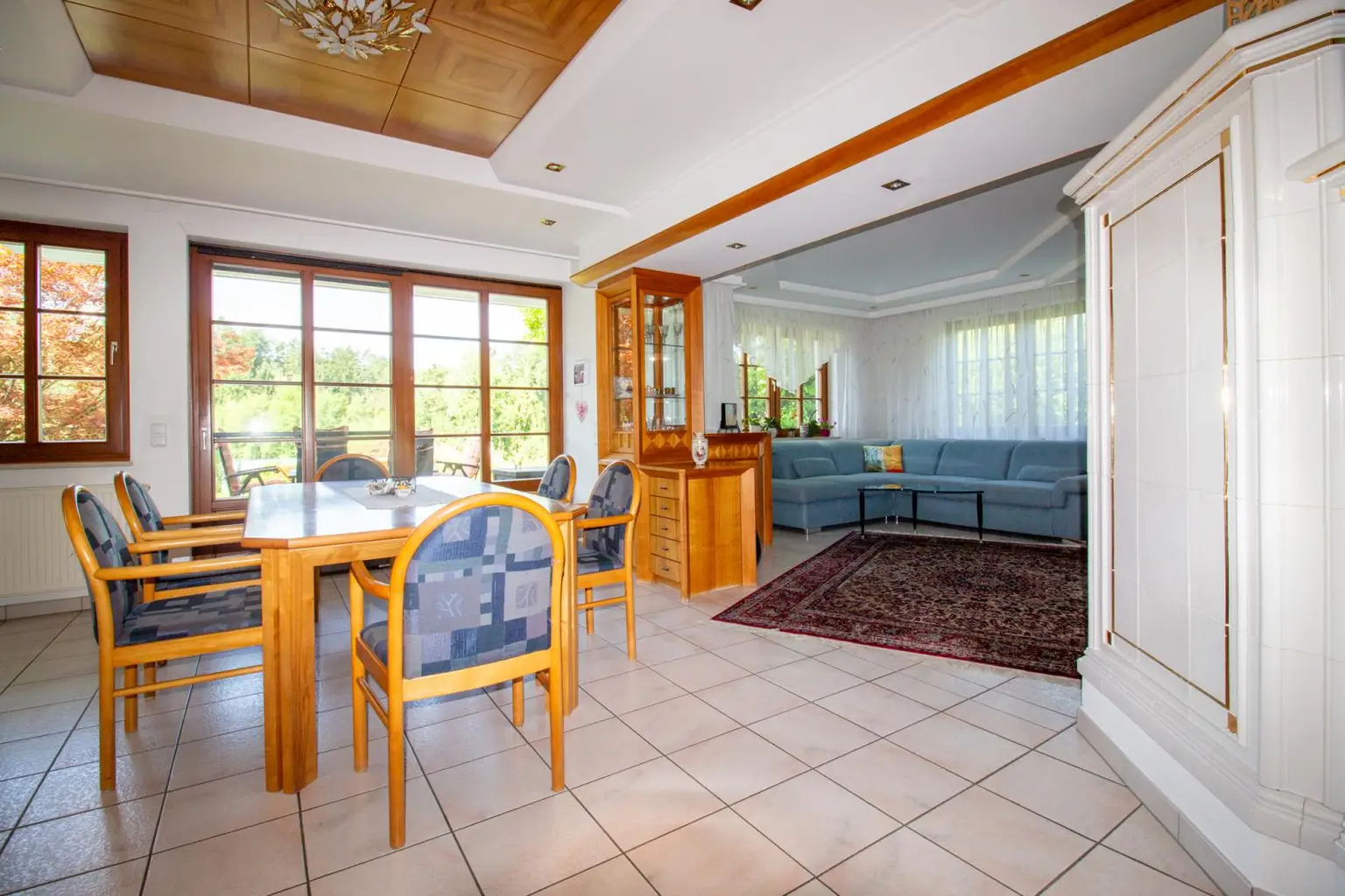 Einfamilienhaus mit Pool, Garten & Aussicht – Praxis & Mietpotential