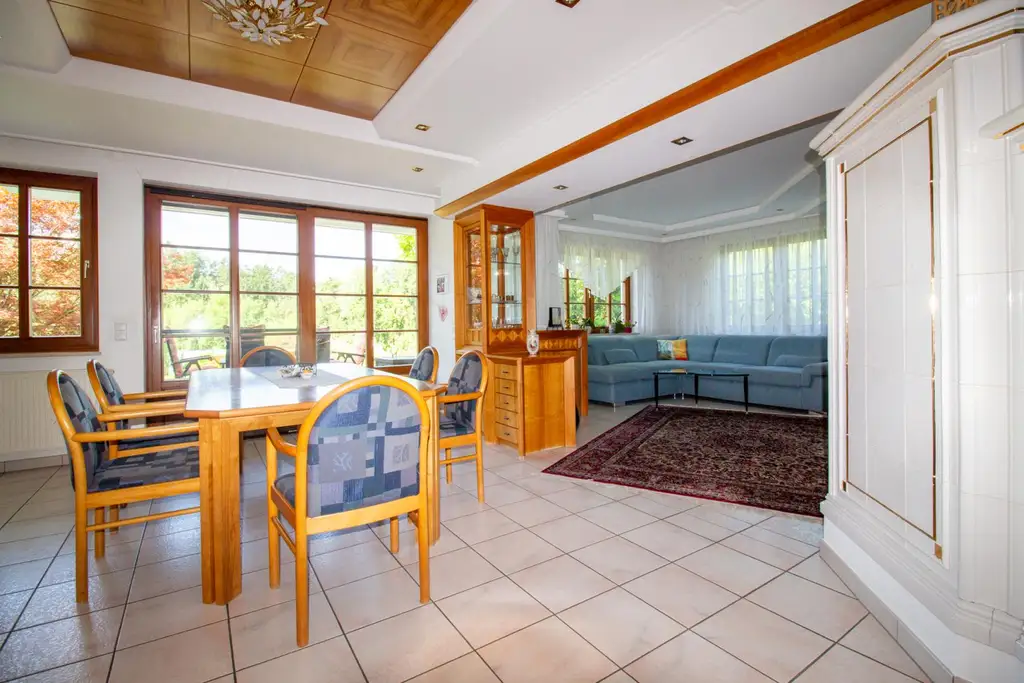 Einfamilienhaus mit Pool, Garten & Aussicht – Praxis & Mietpotential