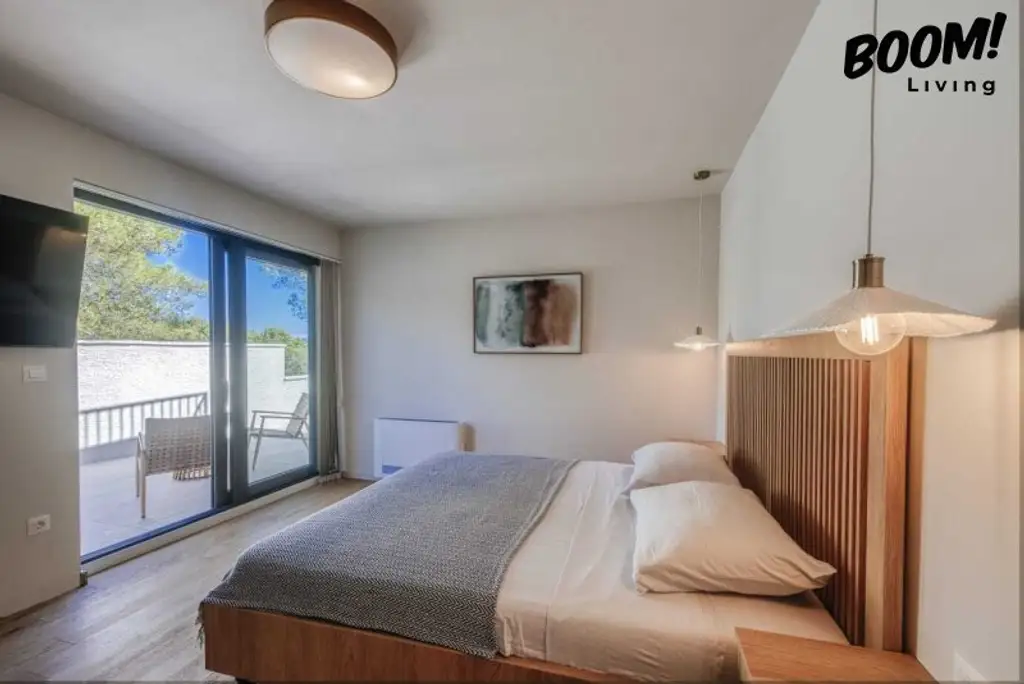 Mediterraner Traum trifft moderne Urbanität - Stillvolle Design Villa im Herzen der Insel Iz