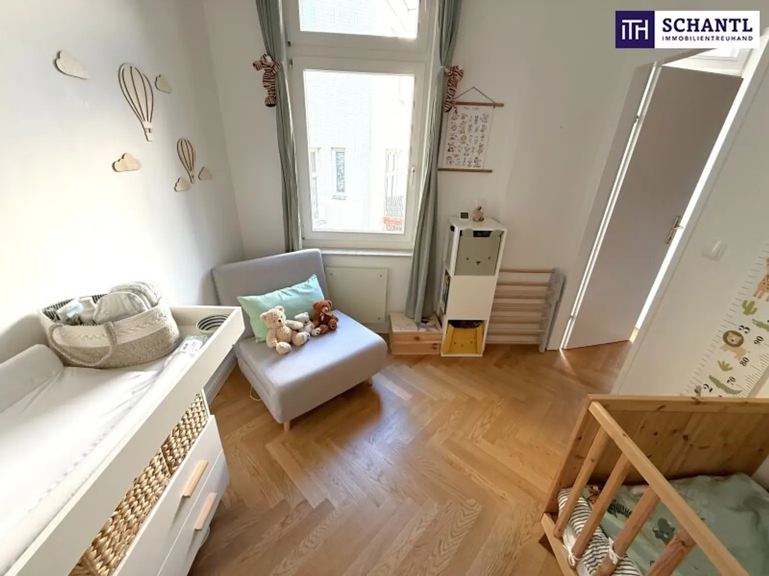 Zeitlose Eleganz trifft modernen Wohnkomfort – stilvoll sanierte 3,5-Zimmer-Altbauwohnung mit Designküche, zwei Außenflächen & Toplage nahe dem Türkenschanzpark