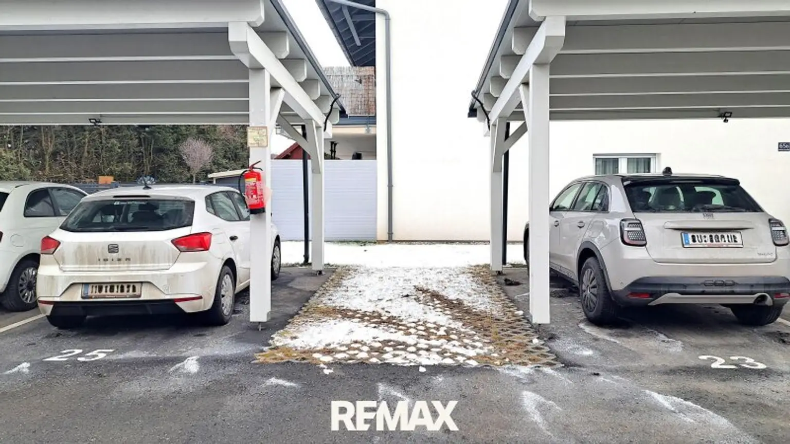 2 überdachte Carports inklusive