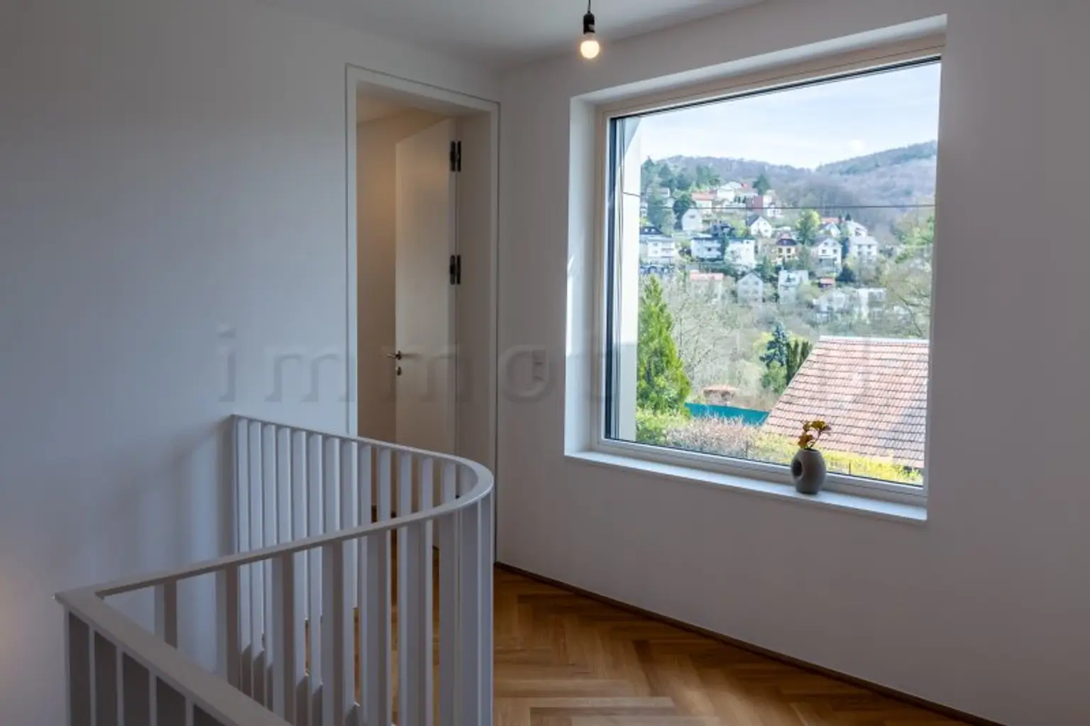 Lichtdurchflutete Architektenvilla mit Fernblick am Fuße des Wolfersbergs