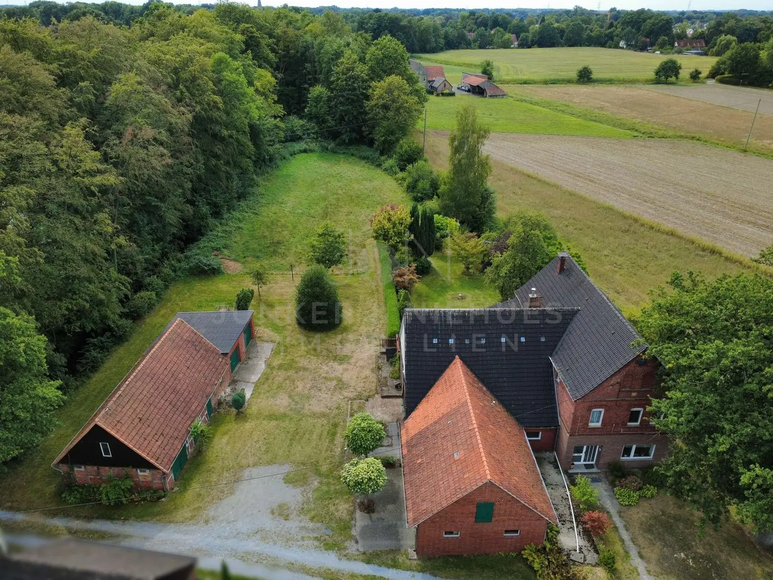 Hausansicht und Grundstücksfläche