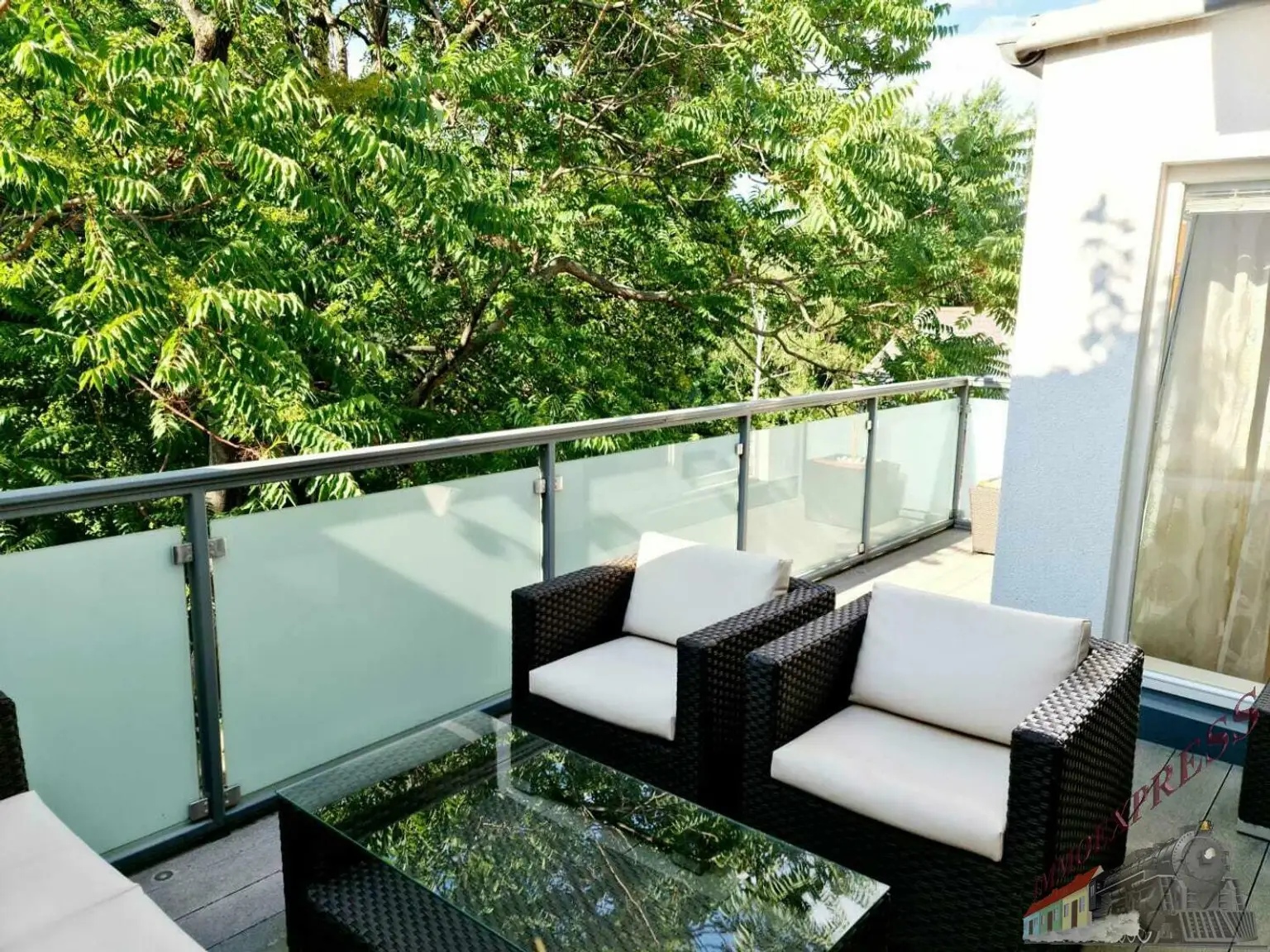 Wohnungs- Paket in Bestlage! 4 Wohnungen stilvoll renoviert inklusive Garten, Garage, Swimmingpool und Sauna!