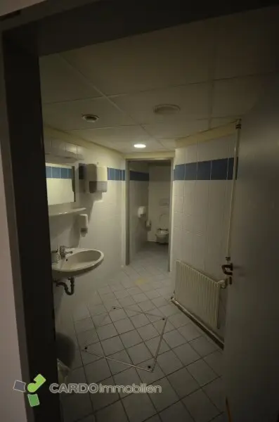 Halle und Lager 425m², 340m², 414m² für Veranstaltungen oder Lager, 2 Gewerbeobjekte nebeneinander mit große Parkplatz, entweder zusammen oder einzeln zu vermieten