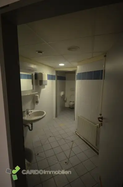 Halle und Lager 425m², 340m², 414m² für Veranstaltungen oder Lager, 2 Gewerbeobjekte nebeneinander mit große Parkplatz, entweder zusammen oder einzeln zu vermieten