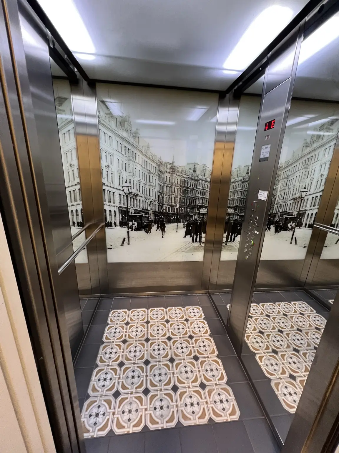 UNBEFRISTET: Klimatisierte Dachgeschosswohnung mit Balkon und Loggia