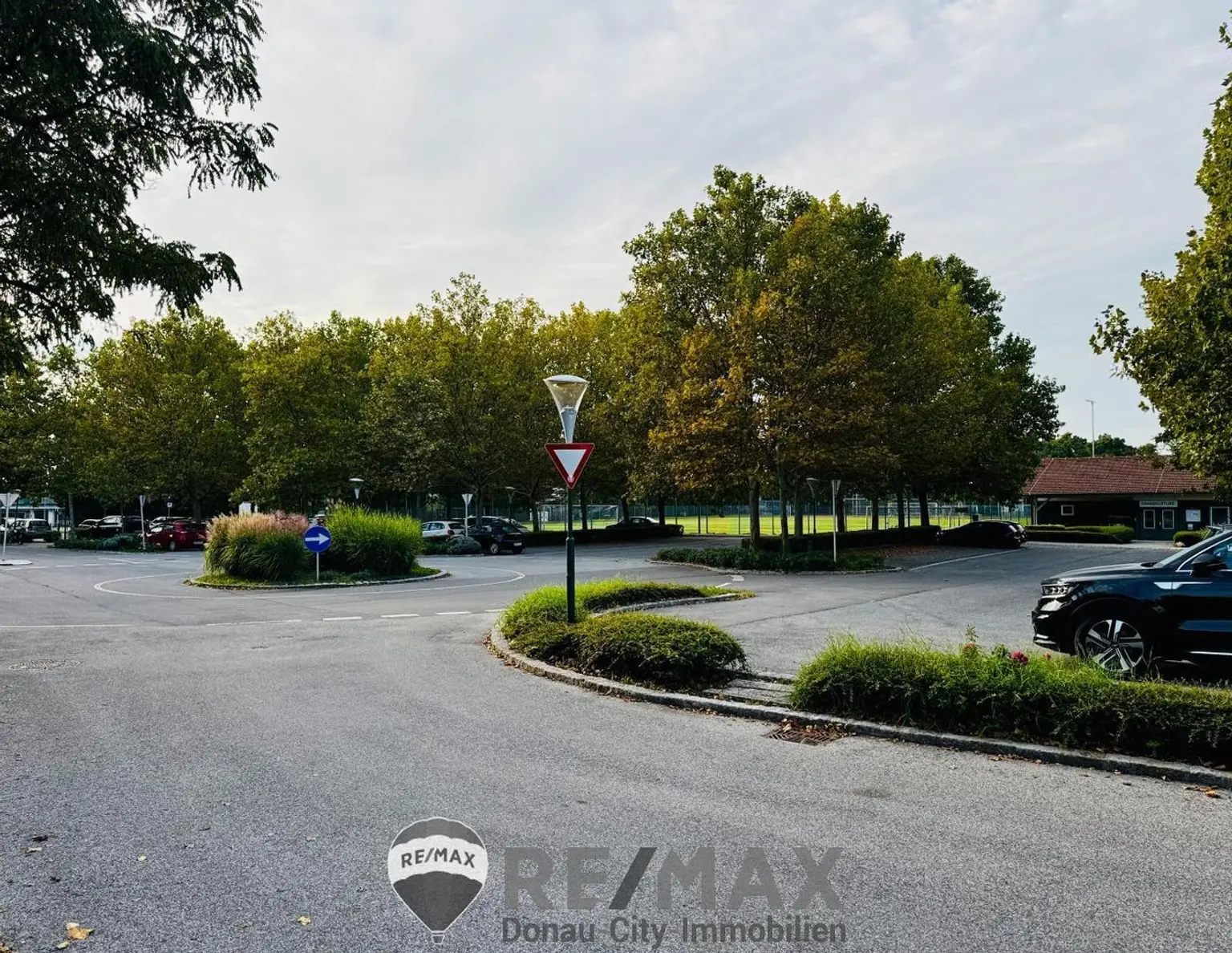 "Sonnige Westlage im Herzen von Biedermannsdorf: 800 m² Eckgrundstück!"