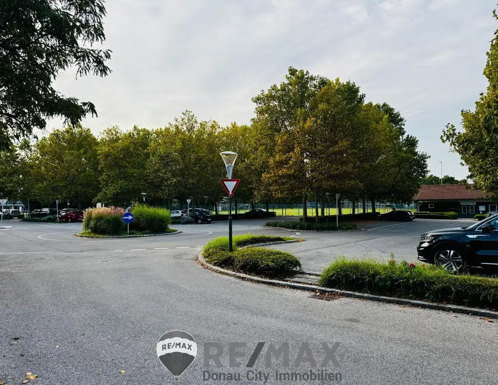 "Sonnige Westlage im Herzen von Biedermannsdorf: 800 m² Eckgrundstück!"