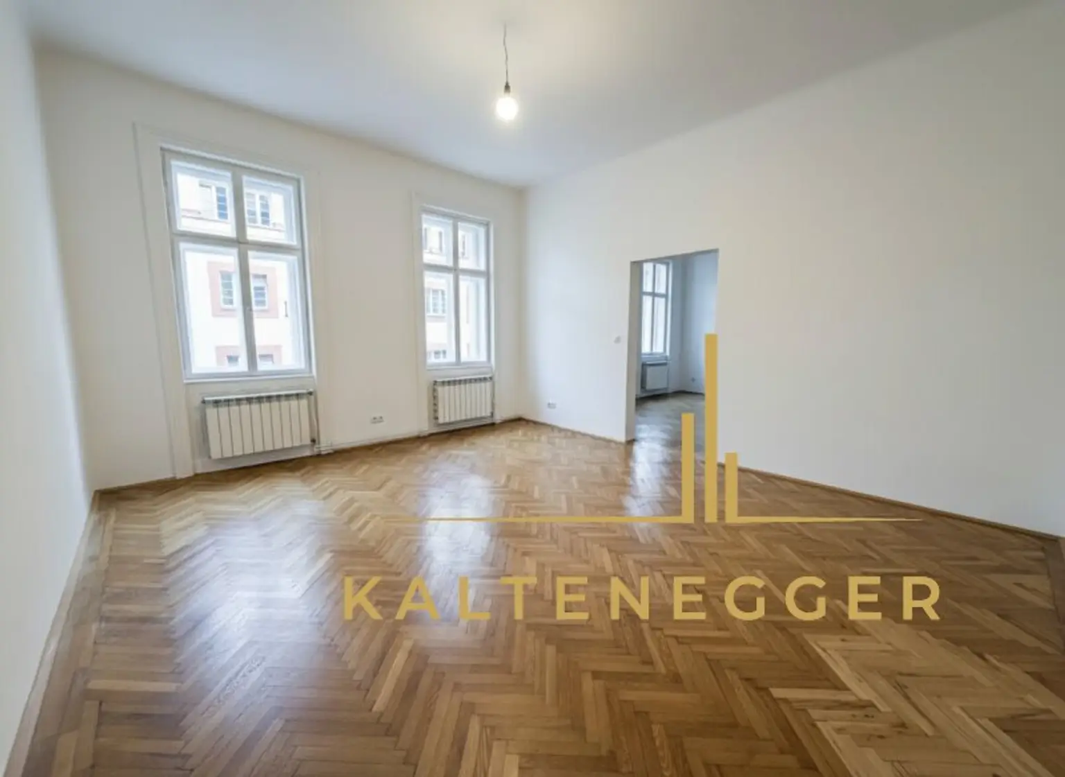 Wohnzimmer mit Fenstern zur Lustkandlgasse