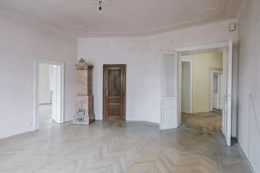 Sanierungsbedürftiges 4 Zimmer Altbau-Juwel in sehr guter zenraler Lage von Döbling!