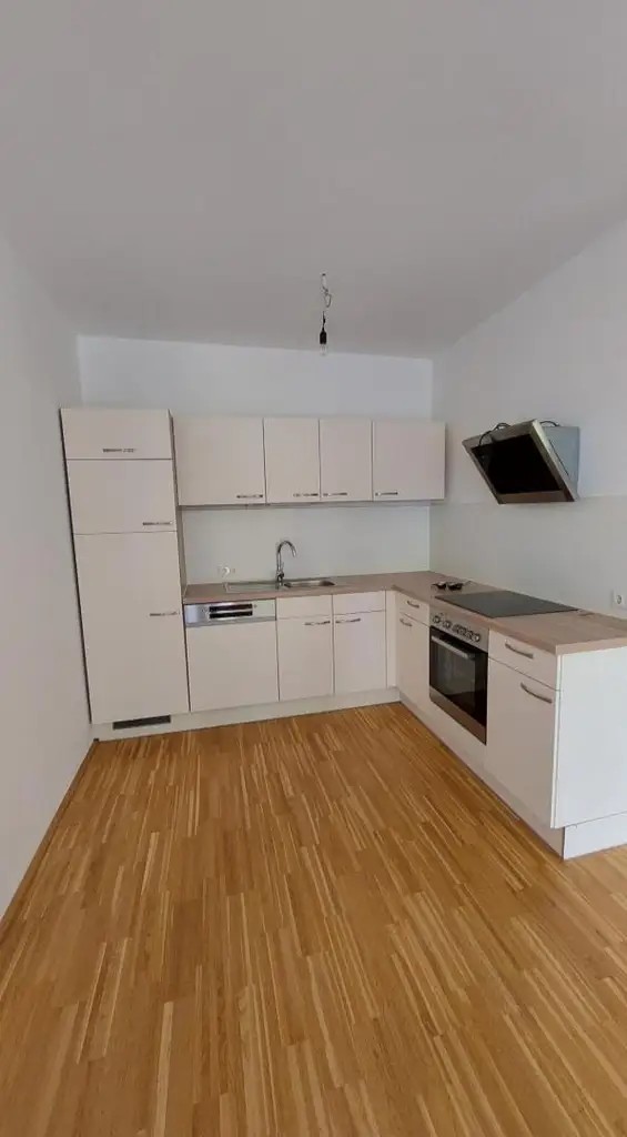 Ruhige 3-Zimmer-Wohnung mit Balkon und Küchenmöblierung zu vermieten