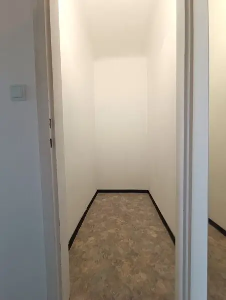 2-Zimmer Wohnung mit Weitblick und Loggia im 5. Stock mit Lift! Nähe U6 Dresdner Straße!