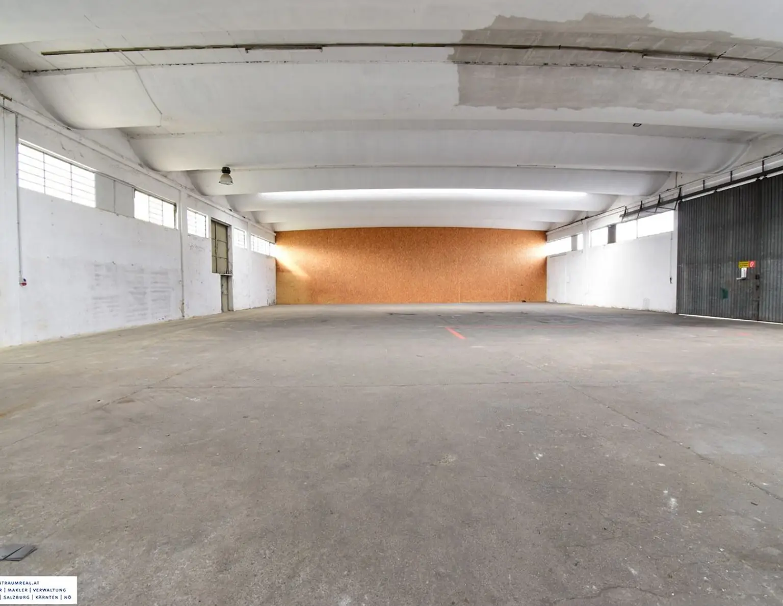 Großzügige Industriehalle in St. Valentin - 1311 m² zur Miete für Ihre Geschäftsideen, inkl. Büroräume auf 2 Etagen