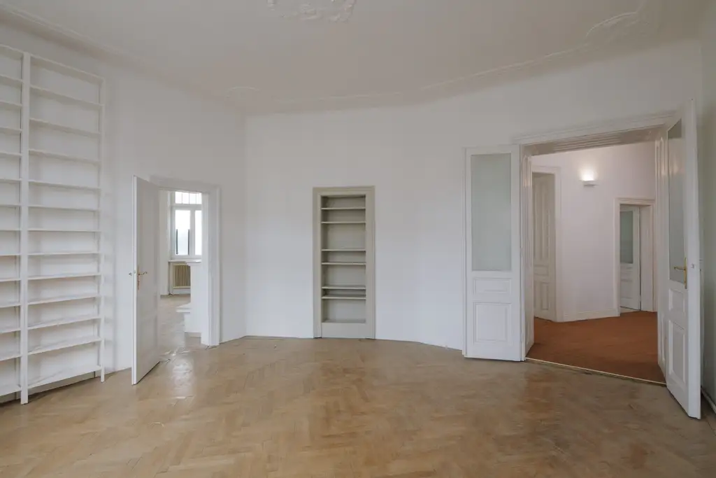Sanierungsbedürftiges 4 Zimmer Altbau-Juwel mit Balkon in sehr guter zenraler Lage von Döbling!