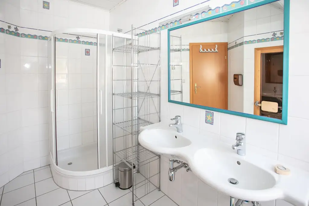 Mehrfamilienhaus - Zwei Wohneinheiten - Gewerbe möglich - großzügige Nutzflächen