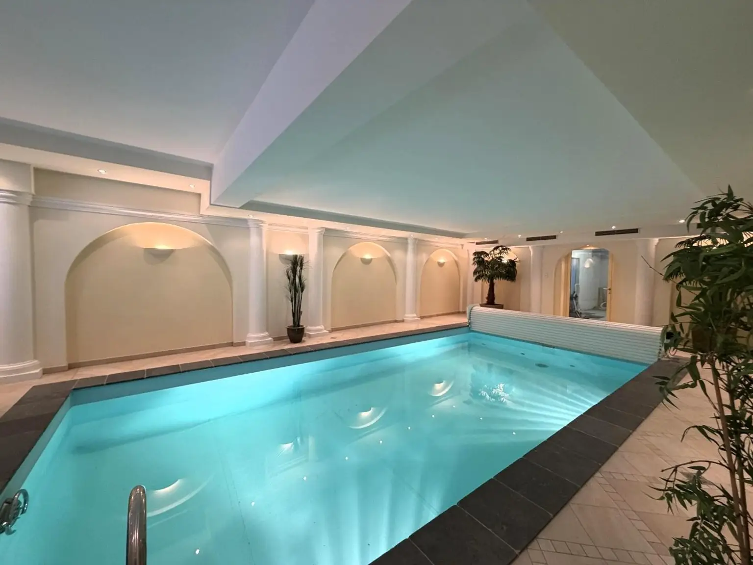 KG - Indoorpool mit Ausgang in den Garten