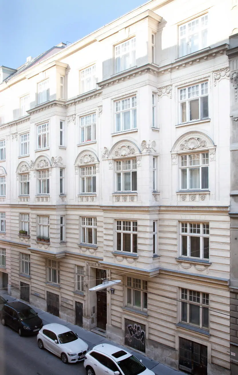 UNBEFRISTET: Attraktive, klimatisierte Dachgeschoss-Wohnung mit Balkonen und Dachterrasse und einmaligem Blick über Dächer Wiens