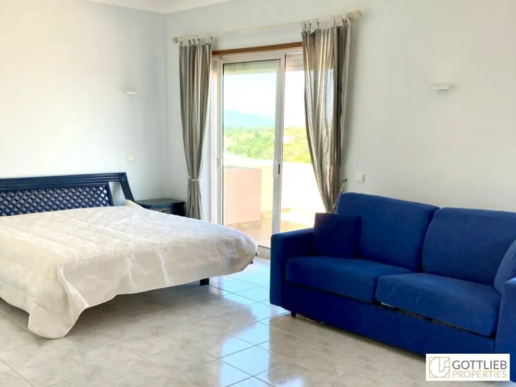 Uneinsehbare Villa mit Terrassen und großem Garten, Swimmingpool und Meerblick