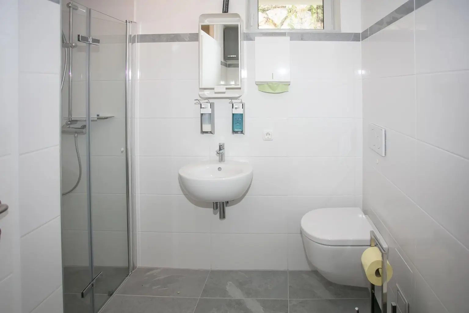 Badezimmer Praxisgebäude Ansicht 1